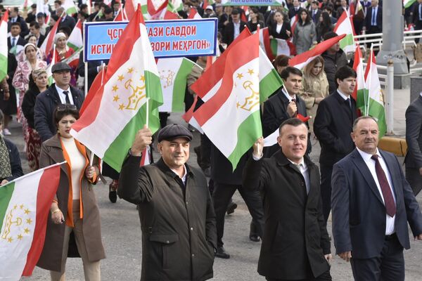 Также по улицам прошли деятели образования, здравоохранения, культуры, активисты, спортсмены, преподаватели, студенты. - Sputnik Таджикистан