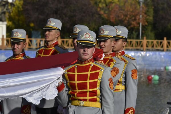 Власти республики объявили закрытый конкурс, который длился несколько месяцев. Флаг выбирали из более чем 200 проектов. - Sputnik Таджикистан