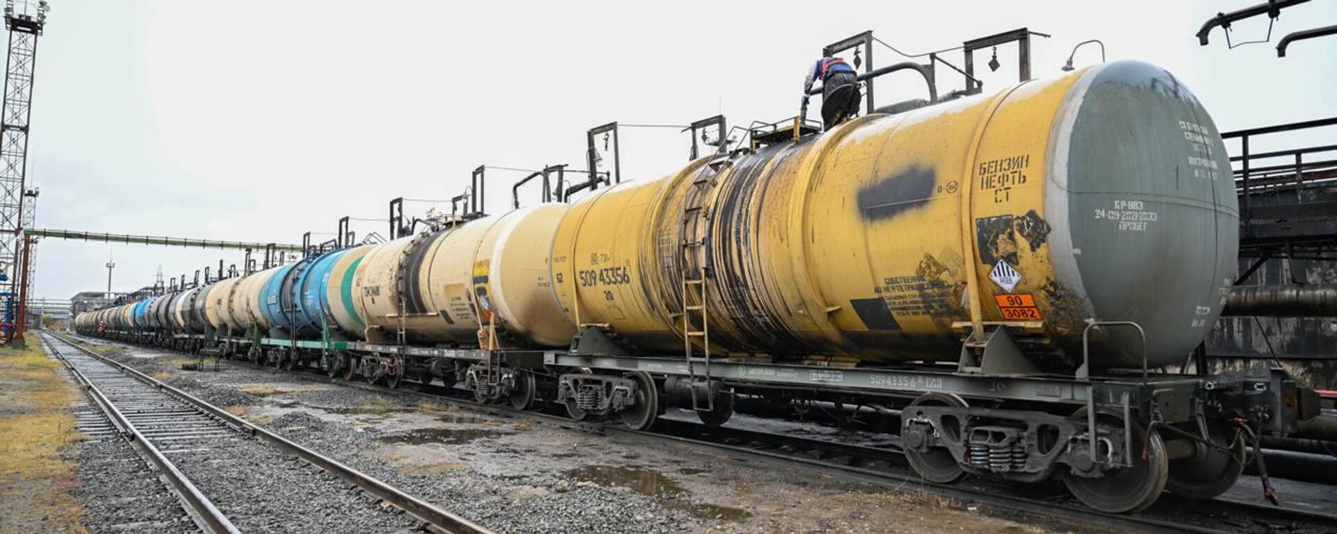 Атырауский нефтеперерабатывающий завод. Архивное фото - Sputnik Таджикистан, 1920, 06.03.2025