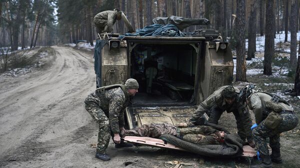 Украинские военные эвакуируют раненого. Архивное фото  - Sputnik Тоҷикистон