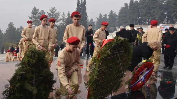 Торжественная церемония, посвященная Сталинградской битве, в Душанбе. Архивное фото  - Sputnik Тоҷикистон