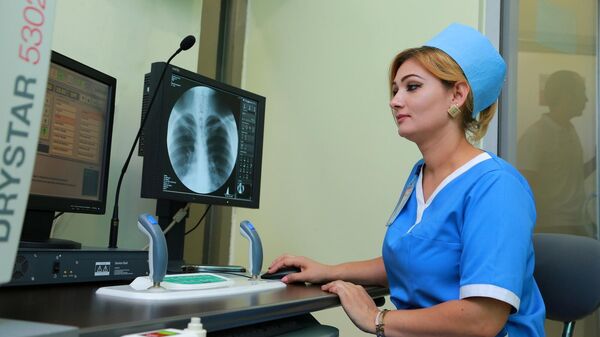 Медицинский работник в диагностическом центре - Sputnik Тоҷикистон