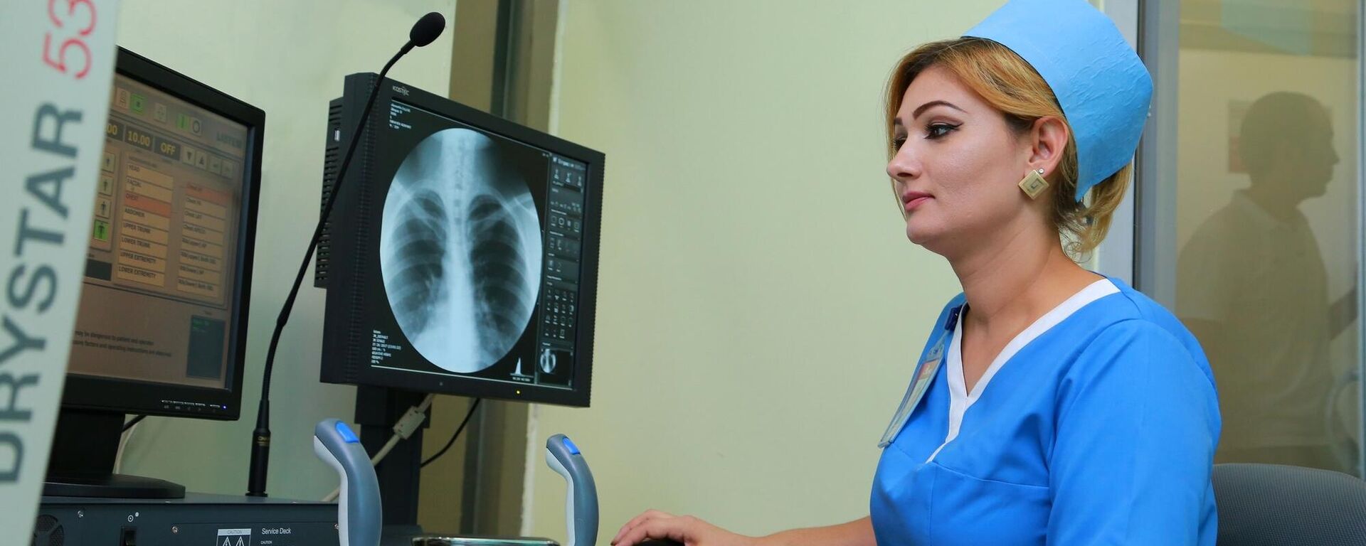 Медицинский работник в диагностическом центре  - Sputnik Тоҷикистон, 1920, 24.07.2025