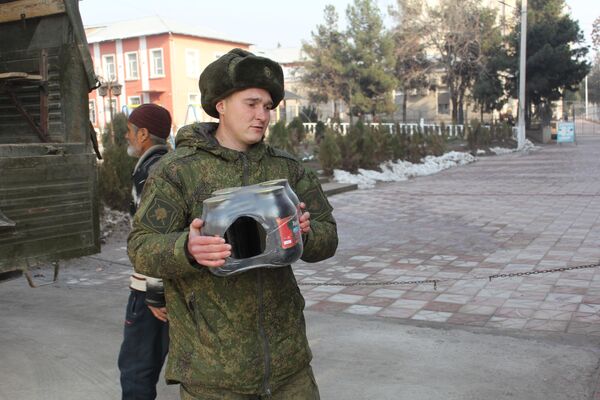 Военнослужащие 201-й российской военной базы оказали гуманитарную помощь реабилитационному центру Гамхор в городе Бохтар. - Sputnik Таджикистан