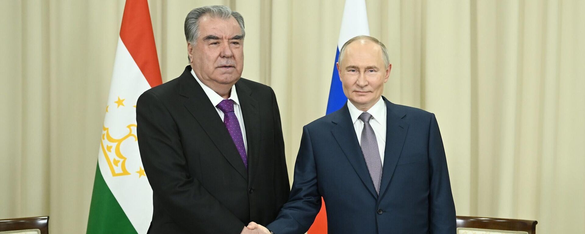 Президент РФ Владимир Путин и президент Таджикистана Эмомали Рахмон. Архивное фото - Sputnik Тоҷикистон, 1920, 07.10.2025