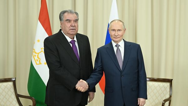 Президент РФ Владимир Путин и президент Таджикистана Эмомали Рахмон. Архивное фото - Sputnik Тоҷикистон