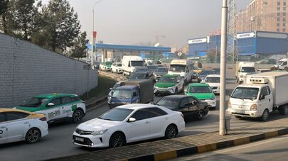 Автомобильный поток на улицах Душанбе