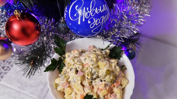 Салат оливье на новогоднем столе. - Sputnik Таджикистан