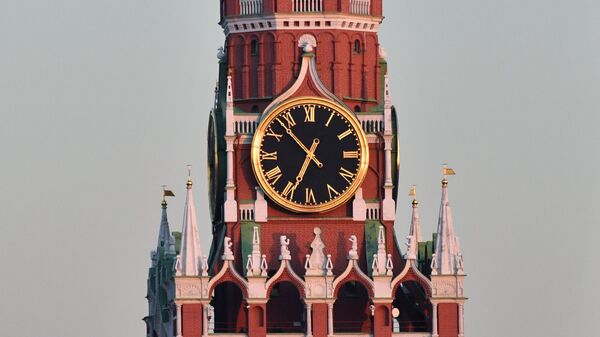 Часы на Спасской башне Московского Кремля, архивное фото - Sputnik Таджикистан