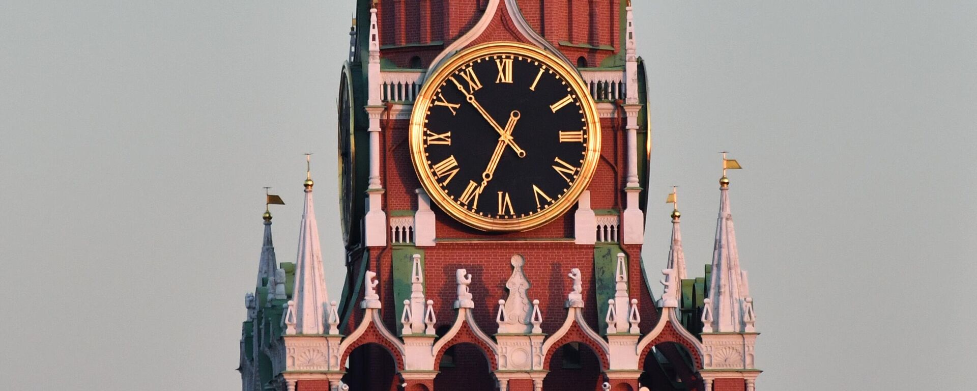 Часы на Спасской башне Московского Кремля, архивное фото - Sputnik Таджикистан, 1920, 02.01.2025