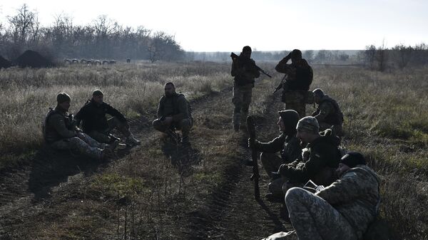 Украинские военнослужащие во время учений на полигоне в Запорожской области. Архивное фото - Sputnik Тоҷикистон