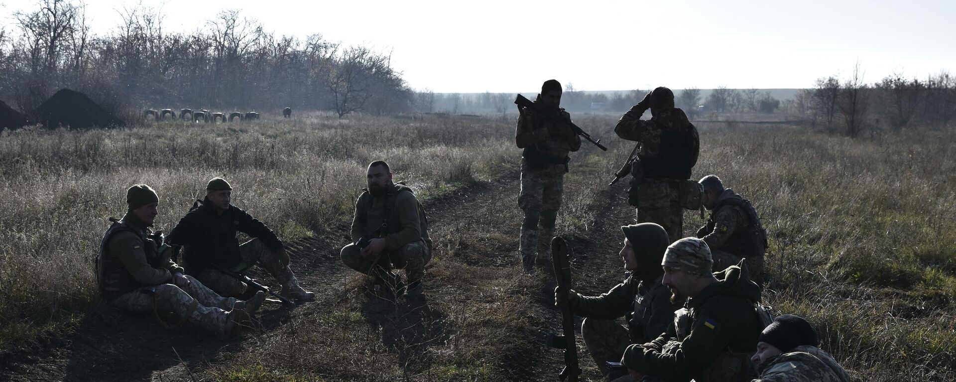 Украинские военнослужащие во время учений на полигоне в Запорожской области. Архивное фото - Sputnik Тоҷикистон, 1920, 09.01.2025