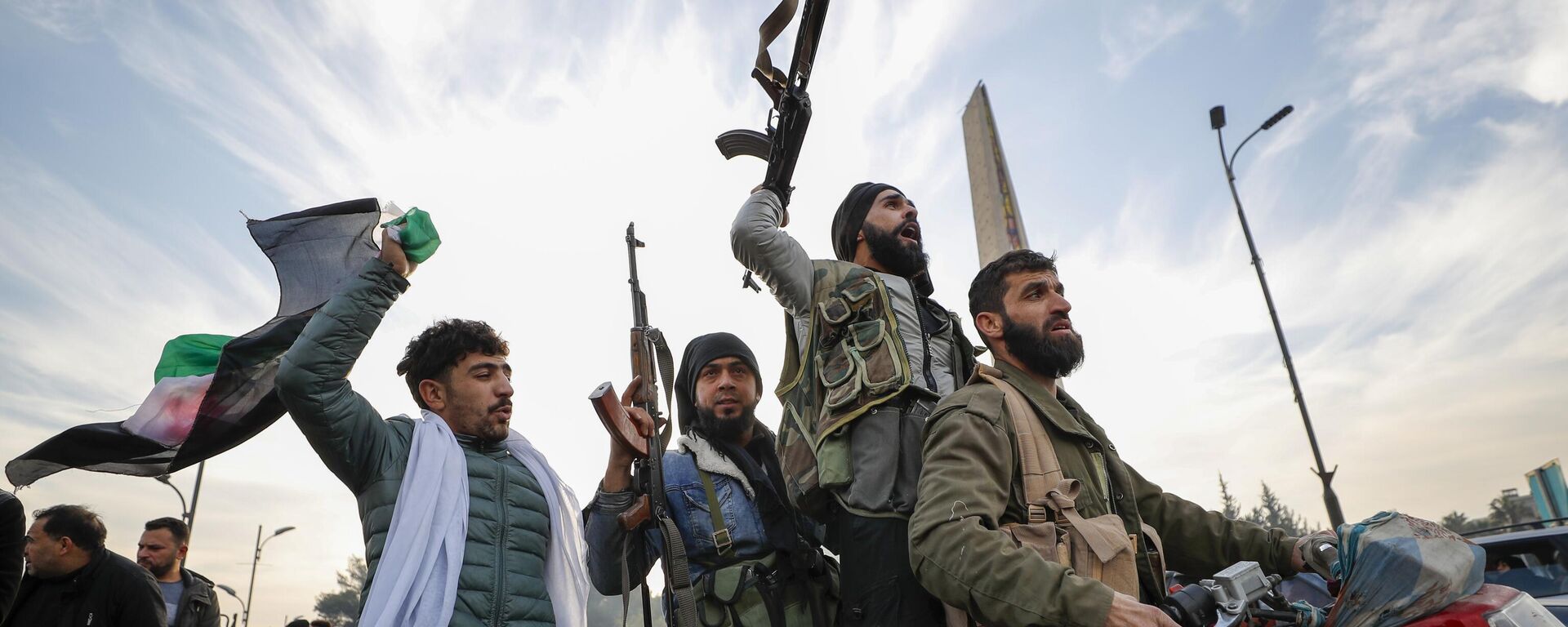 Бойцы сирийской оппозиции празднуют падение сирийского правительства в Дамаске. Архивное фото - Sputnik Таджикистан, 1920, 10.01.2025