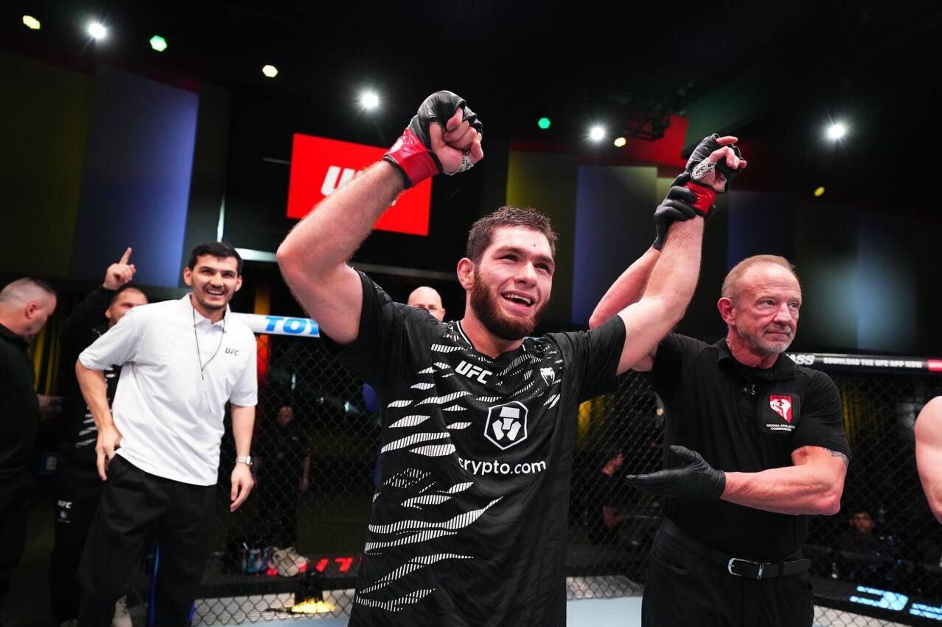 Таджикский боец Нурулло Алиев победил американца Джо Солецки в ходе поединка на турнире UFC в Лас-Вегасе  - Sputnik Таджикистан, 1920, 30.12.2025