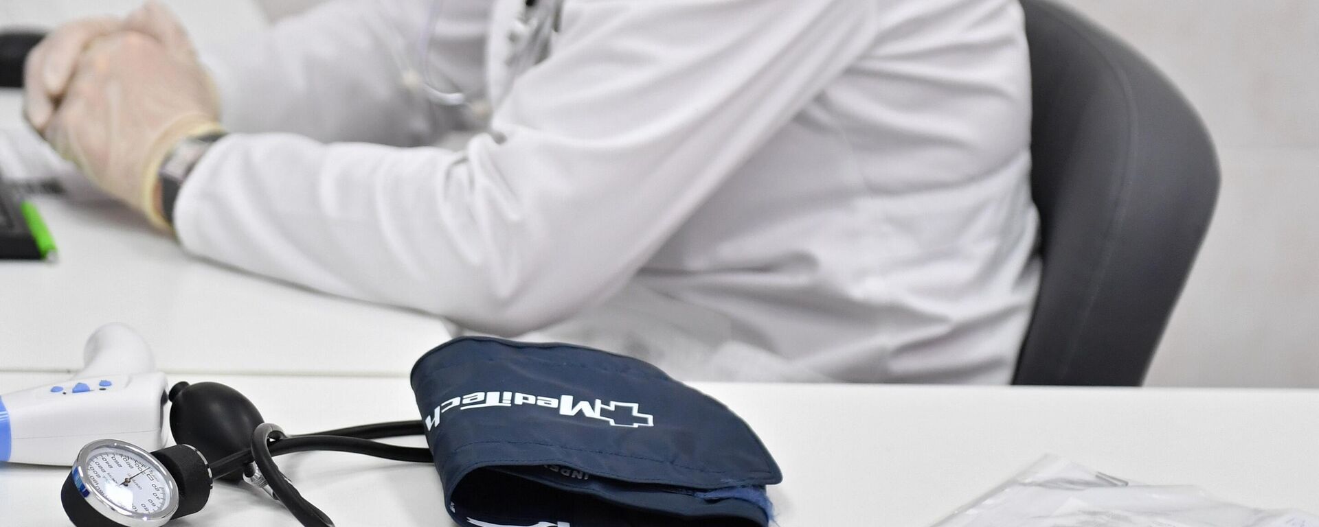 Врач сидит за столом кабинета в поликлинике. Иллюстративное фото - Sputnik Таджикистан, 1920, 04.10.2025