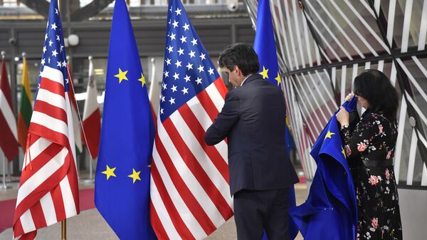 Участник протокола расставляет флаги Евросоюза и США. Архивное фото - Sputnik Таджикистан
