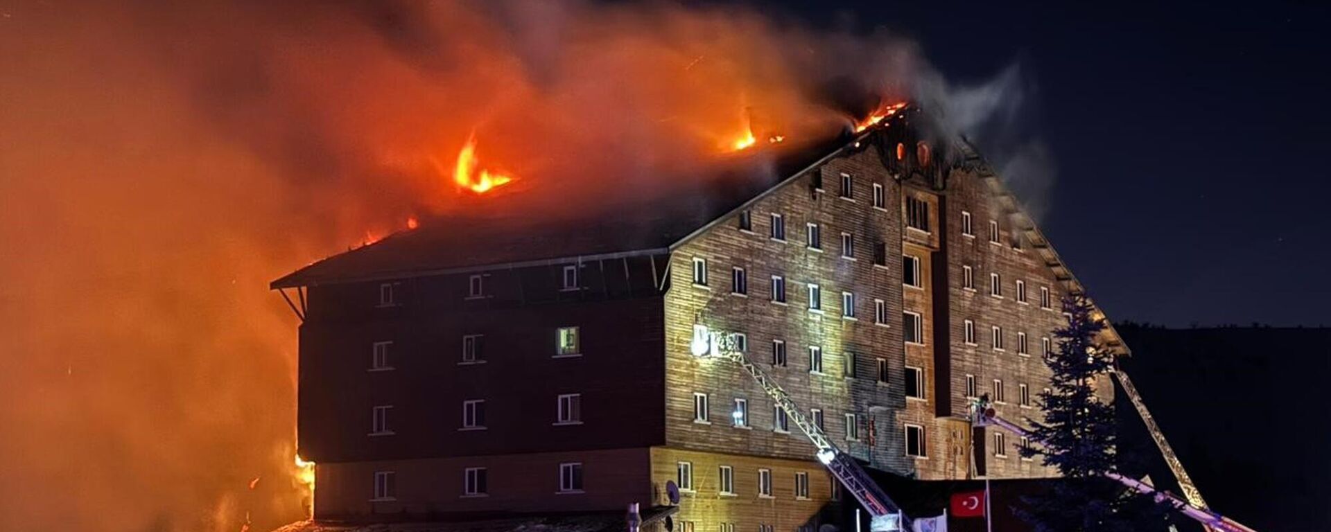 Пожарные тушат пожар в отеле на горнолыжном курорте Карталкая в провинции Болу на северо-западе Турции  - Sputnik Тоҷикистон, 1920, 22.01.2025