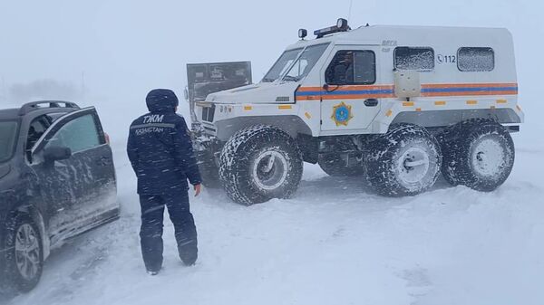 Сотрудники МЧС Казахстана эвакуировали пассажиров сломавшегося автобуса - Sputnik Таджикистан