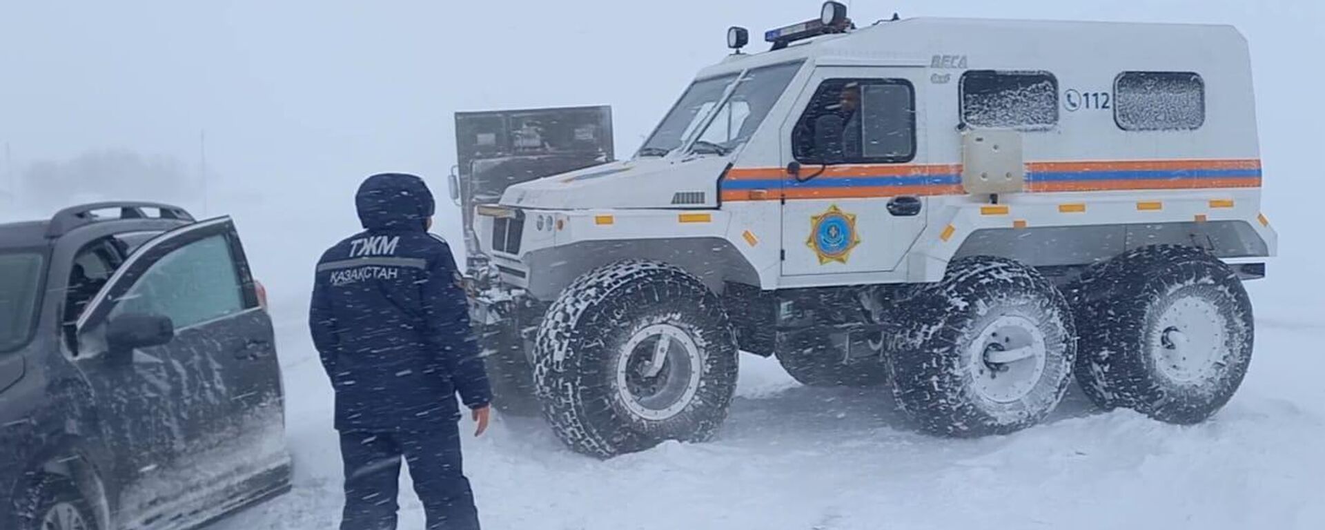Сотрудники МЧС Казахстана эвакуировали пассажиров сломавшегося автобуса - Sputnik Таджикистан, 1920, 22.02.2025