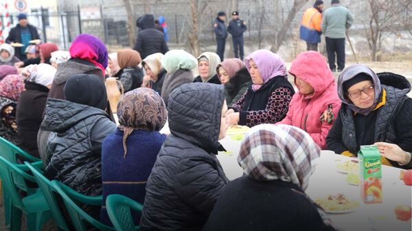 Плов перемирия и субботник: жители Исфары и Баткена провели уборку на границе - Sputnik Таджикистан