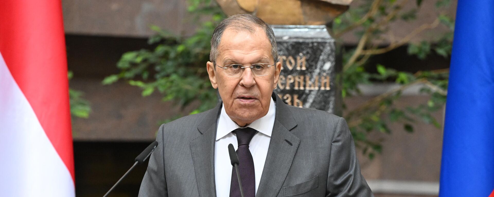 Министр иностранных дел РФ Сергей Лавров на открытии фотовыставки, посвященной 75-летию установления дипломатических отношений между РФ и Индонезией, в здании МИД России в Москве  - Sputnik Таджикистан, 1920, 03.02.2025
