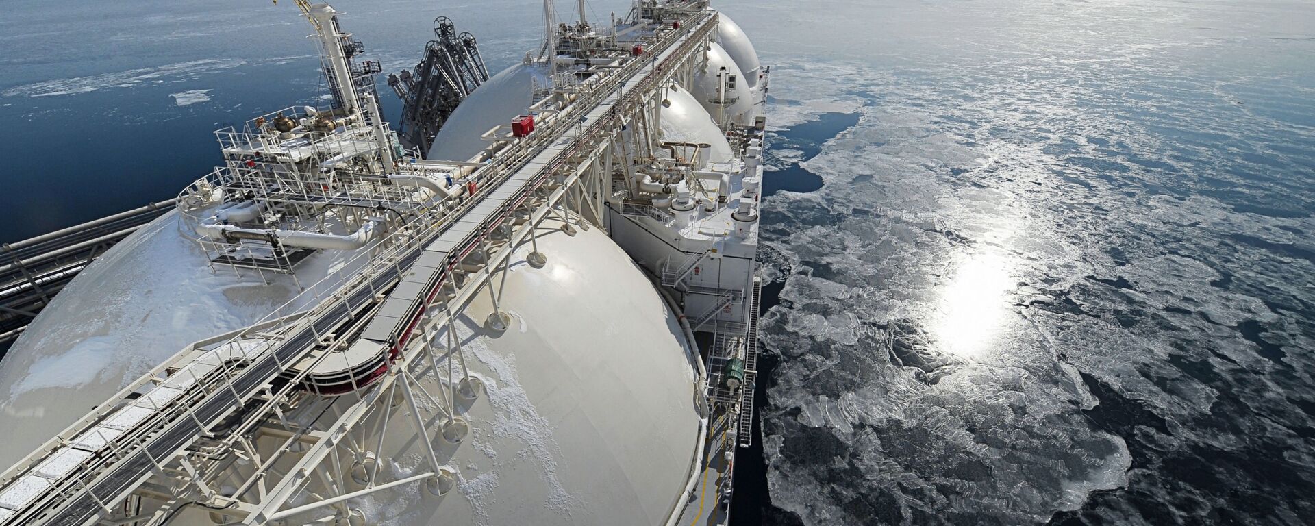 Танкер-газовоз Гранд Анива для перевозки сжиженного газа (СПГ) - Sputnik Тоҷикистон, 1920, 06.02.2025