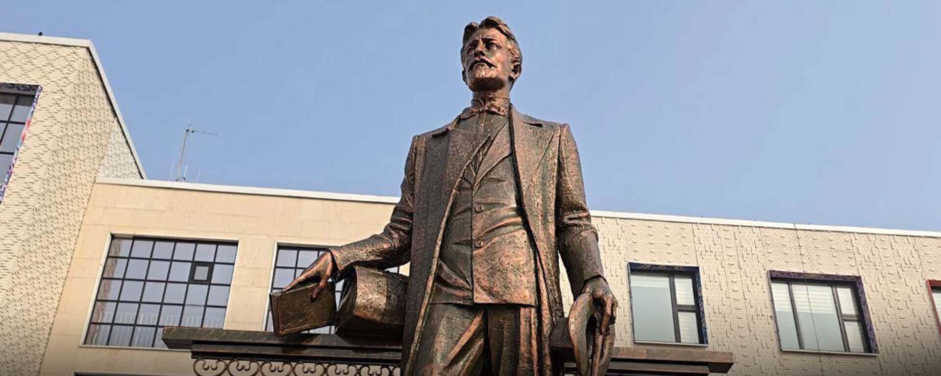 В Худжанде открыли памятник Чехову - Sputnik Таджикистан, 1920, 07.02.2025