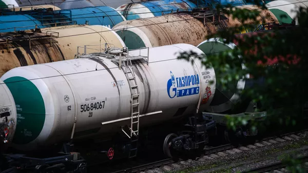 Железнодорожные вагоны-цистерны для перевозки нефти и топлива на железнодорожной грузовой станции Яничкино в подмосковных Котельниках. - Sputnik Тоҷикистон