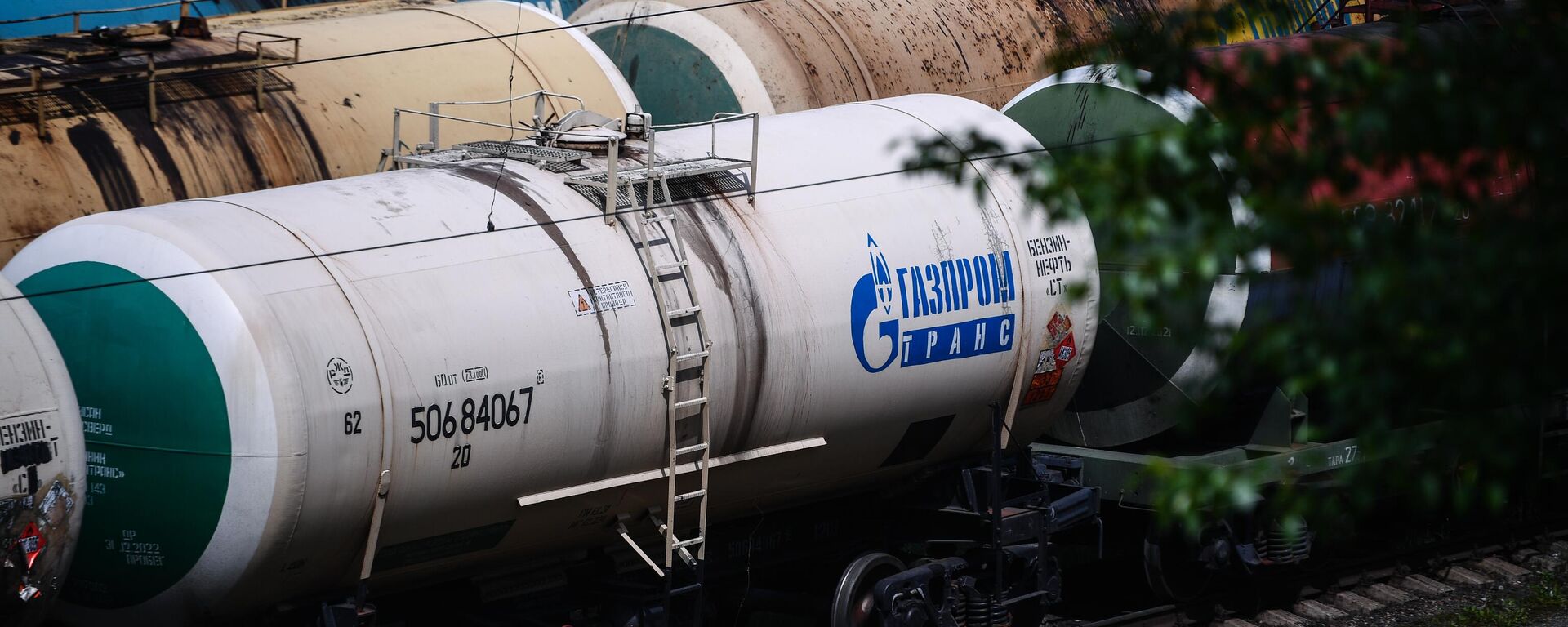 Железнодорожные вагоны-цистерны для перевозки нефти и топлива на железнодорожной грузовой станции Яничкино в подмосковных Котельниках. Иллюстративное фото - Sputnik Тоҷикистон, 1920, 25.08.2025