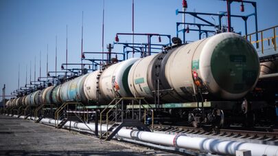 Цистерны на нефтебазе на территории Новороссийского морского торгового порта.