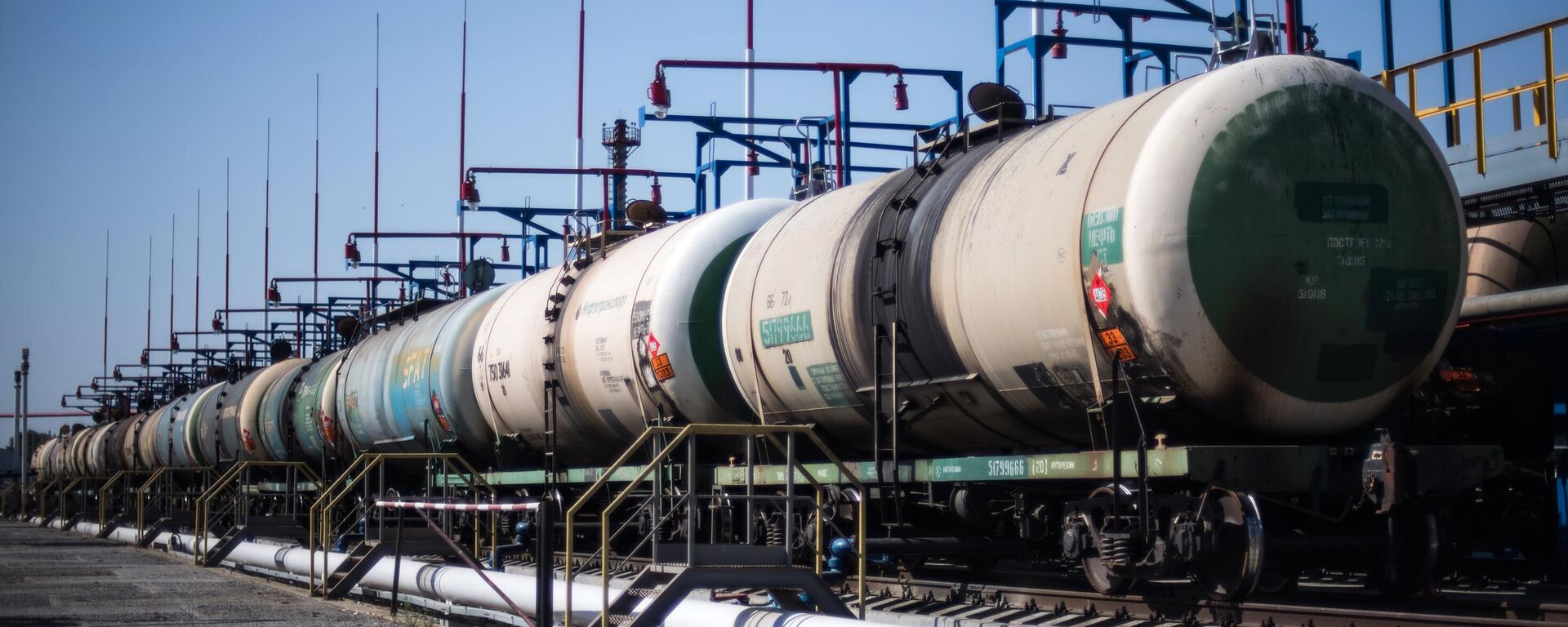 Цистерны на нефтебазе. Иллюстративное фото - Sputnik Таджикистан, 1920, 11.08.2025