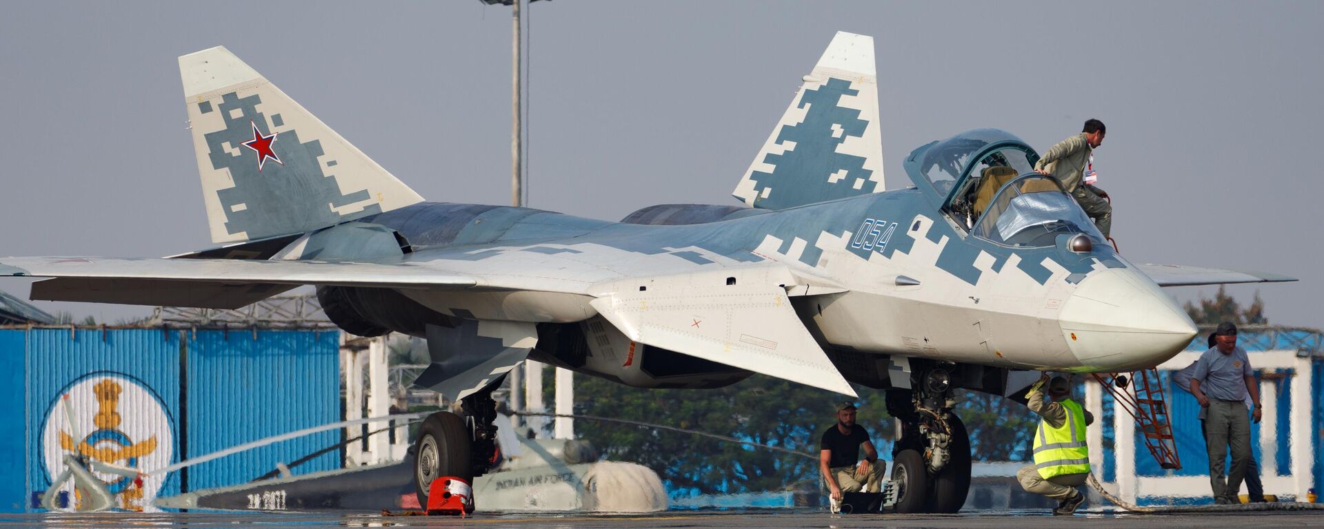 Многофункциональный истребитель пятого поколения Су-57 на международной выставке Aero India 2025 на территории военно-воздушной базы Yelahanka в Бангалоре. - Sputnik Таджикистан, 1920, 11.02.2025