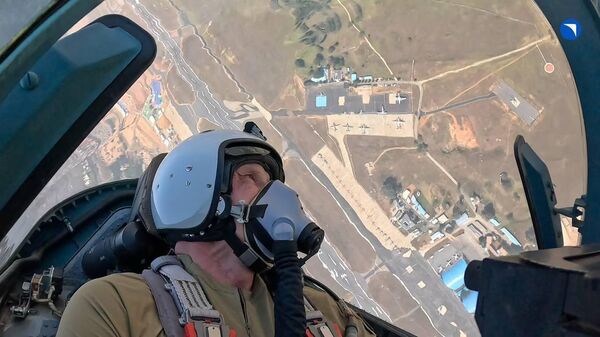 Пилот в кабине истребителя во время полета на XV международной выставке авиакосмической техники Aero India 2025 - Sputnik Таджикистан