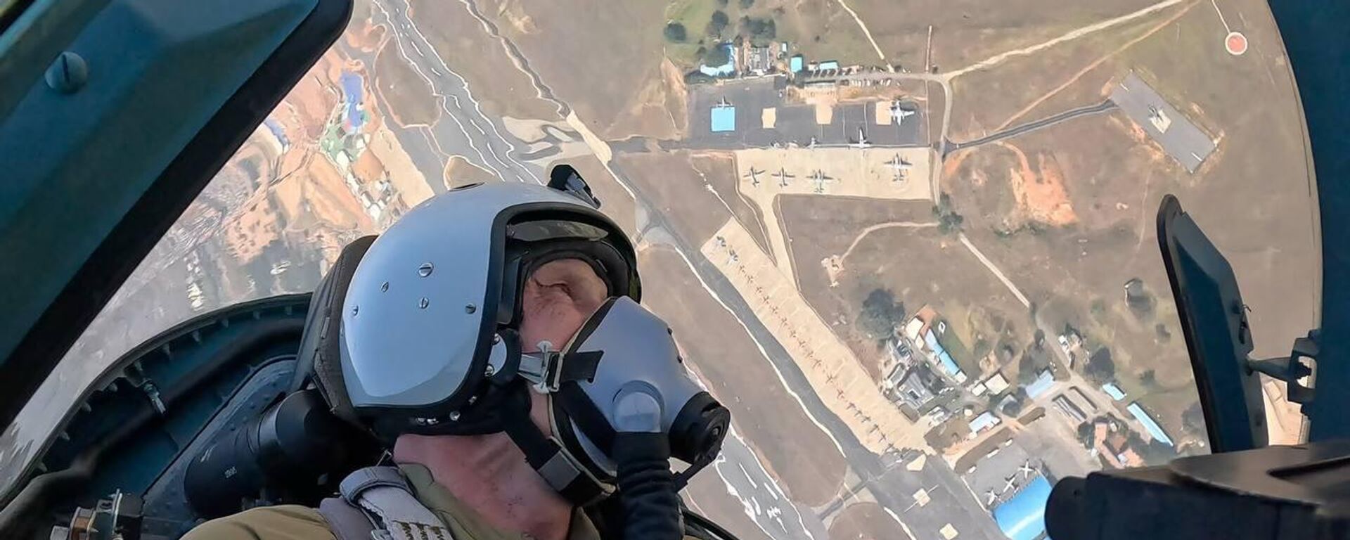 Пилот в кабине истребителя во время полета на XV международной выставке авиакосмической техники Aero India 2025 - Sputnik Таджикистан, 1920, 11.02.2025