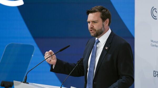 Вице-президент США Дж. Д. Вэнс обращается к аудитории на Мюнхенской конференции по безопасности в отеле Bayerischer Hof в Мюнхене, Германия - Sputnik Таджикистан