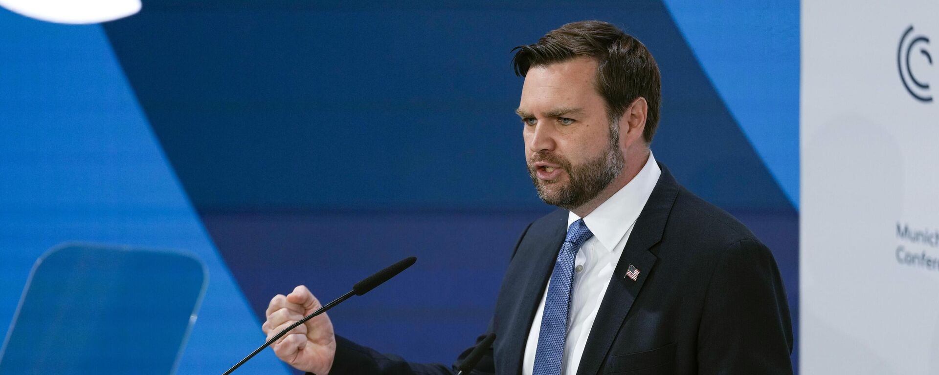 Вице-президент США Дж. Д. Вэнс обращается к аудитории на Мюнхенской конференции по безопасности в отеле Bayerischer Hof в Мюнхене, Германия - Sputnik Таджикистан, 1920, 18.02.2025