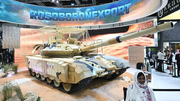 Танк Т-90МС на стенде Рособоронэкспорта на выставке IDEX 2025 в Объединенных Арабских Эмиратах - Sputnik Тоҷикистон