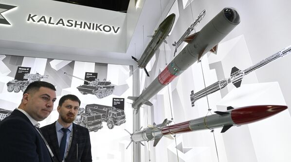 Меҳмонони консерни Калашников дар намоишгоҳи IDEX 2025 дар Аморати Муттаҳидаи Араб. - Sputnik Тоҷикистон