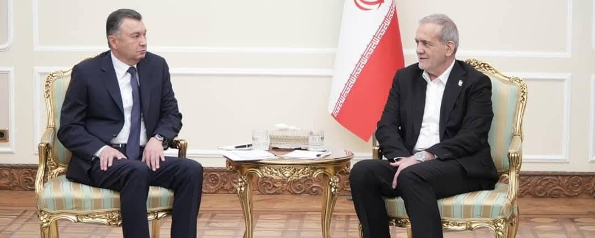 Встреча Президента Исламской Республики Иран Масуда Пезешкиана с Премьер-министром Республики Таджикистан Кохиром Расулзодой  - Sputnik Таджикистан, 1920, 19.02.2025