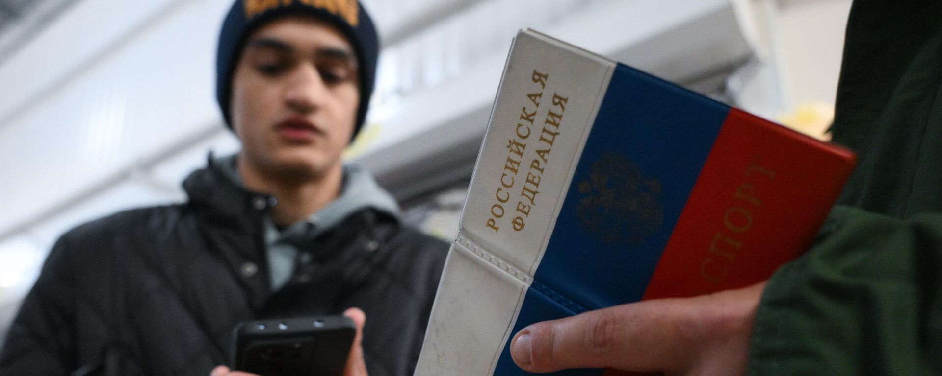 Рейд по проверке документов у мигрантов в Новосибирске  - Sputnik Тоҷикистон, 1920, 04.02.2026