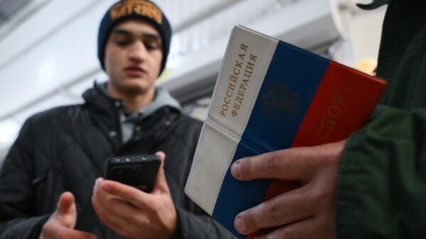 Рейд по проверке документов у мигрантов в Новосибирске  - Sputnik Тоҷикистон