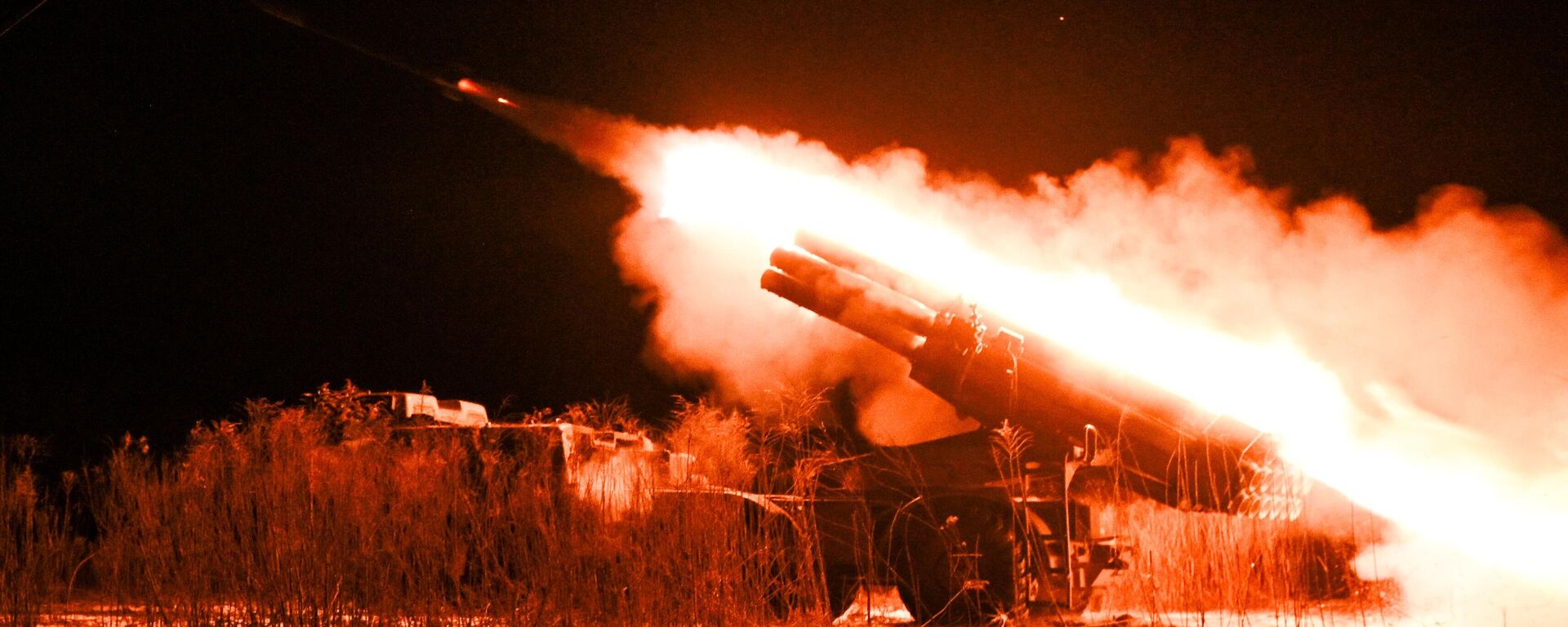 Боевая работа расчета РСЗО Ураган Группы войск Центр - Sputnik Таджикистан, 1920, 20.02.2025
