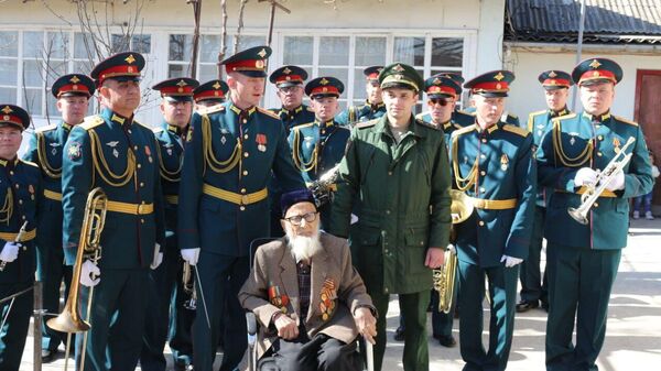 Военнослужащие 201-й российской базы поздравили ветеранов с Днём защитника отечества - Sputnik Таджикистан