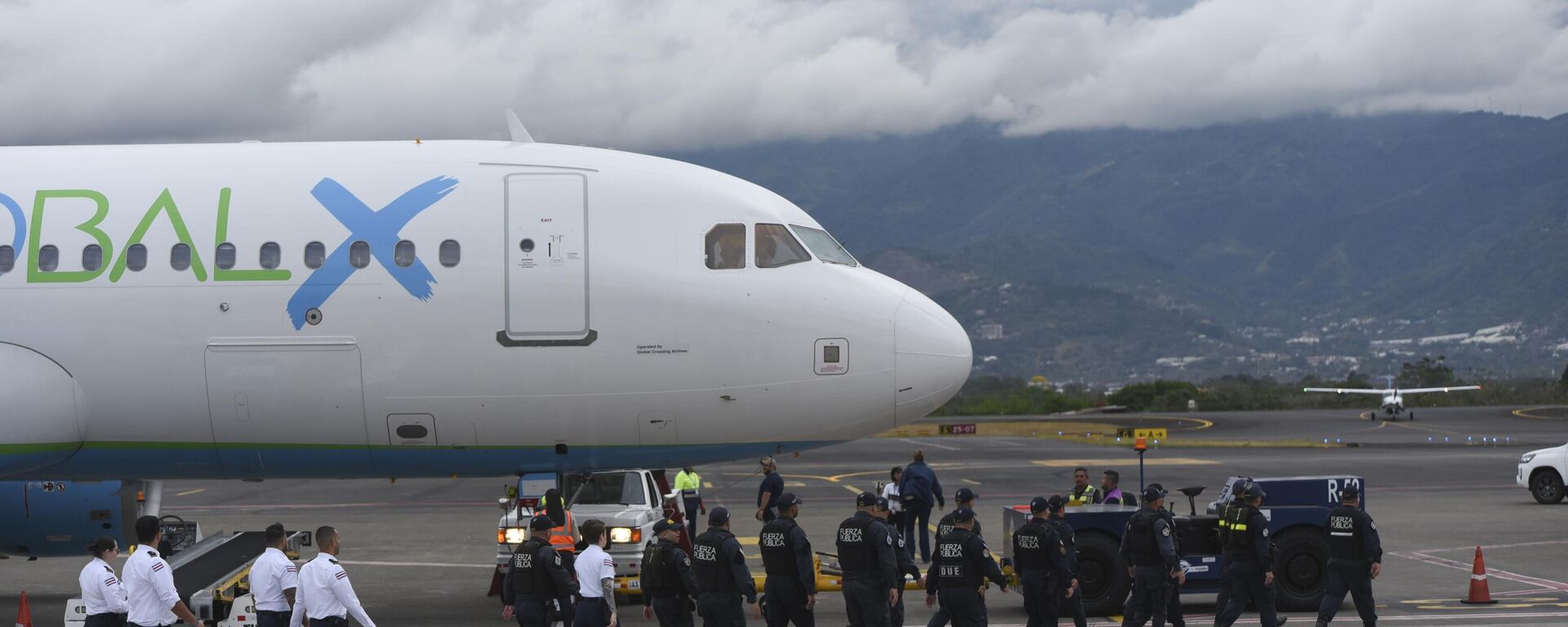 Самолет, перевозящий мигрантов из Центральной Азии и Индии, депортированных из Соединенных Штатов - Sputnik Тоҷикистон, 1920, 23.02.2025