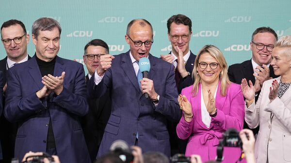 Кандидат от партии Христианско-демократический союз Фридрих Мерц в штаб-квартире партии в Берлине, Германия  - Sputnik Таджикистан
