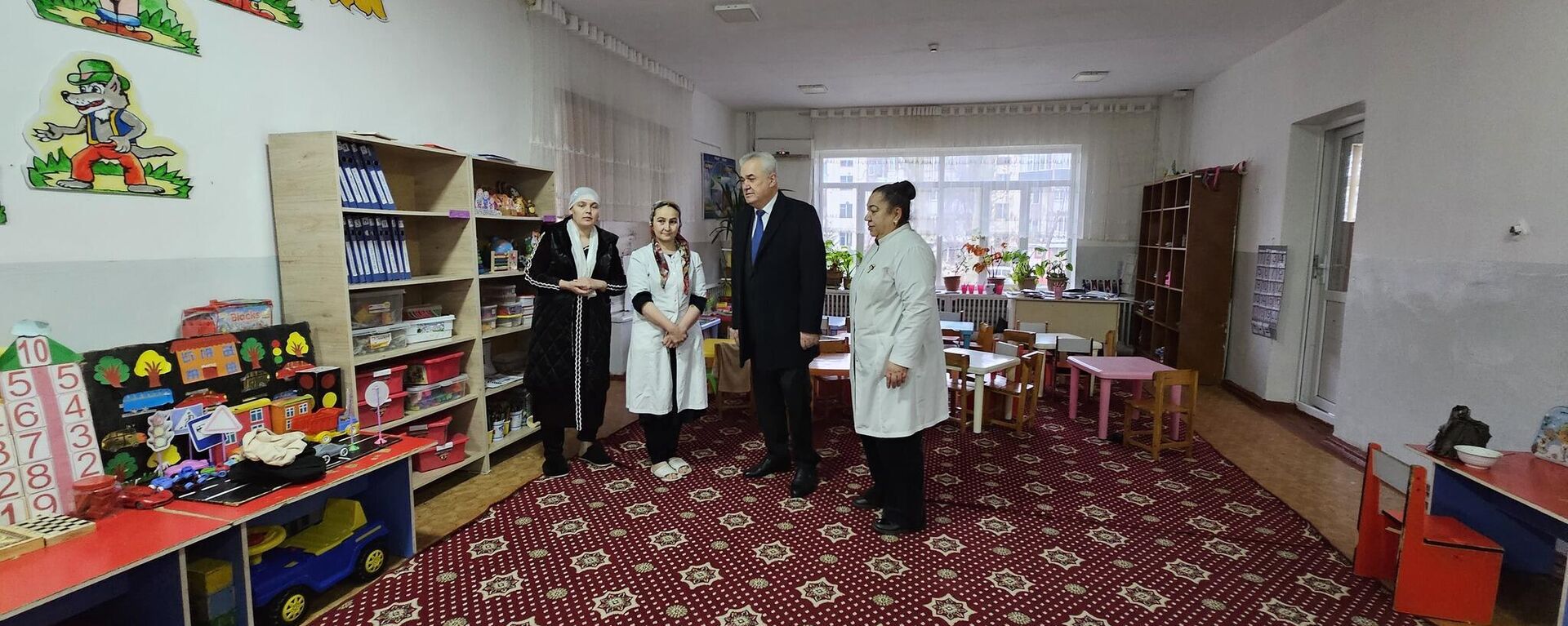 Министр образования и науки Республики Таджикистан Рахим Саидзода посетил ряд дошкольных образовательных учреждений в районах Фирдавси и Сино города Душанбе - Sputnik Таджикистан, 1920, 25.02.2025