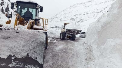 Работы по расчистке лавин на трассе Душанбе-Чанак