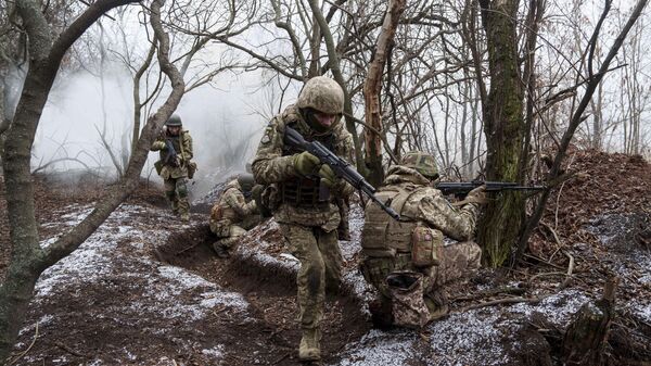 Украинские военнослужащие 24-й отдельной механизированной бригады  на полигоне недалеко от линии фронта в Донецкой области - Sputnik Таджикистан