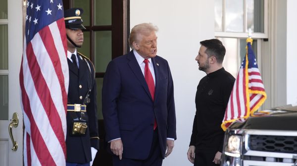 Президент Дональд Трамп встречает Владимира Зеленского на пороге Белого дома - Sputnik Тоҷикистон