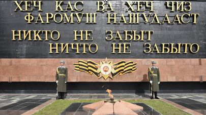 Наблюдатели от СНГ возложили цветы к Вечному огню в Парке Победы в Душанбе